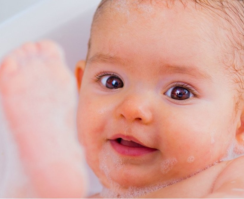 Cómo hacer divertida la hora de bañar a tu bebé