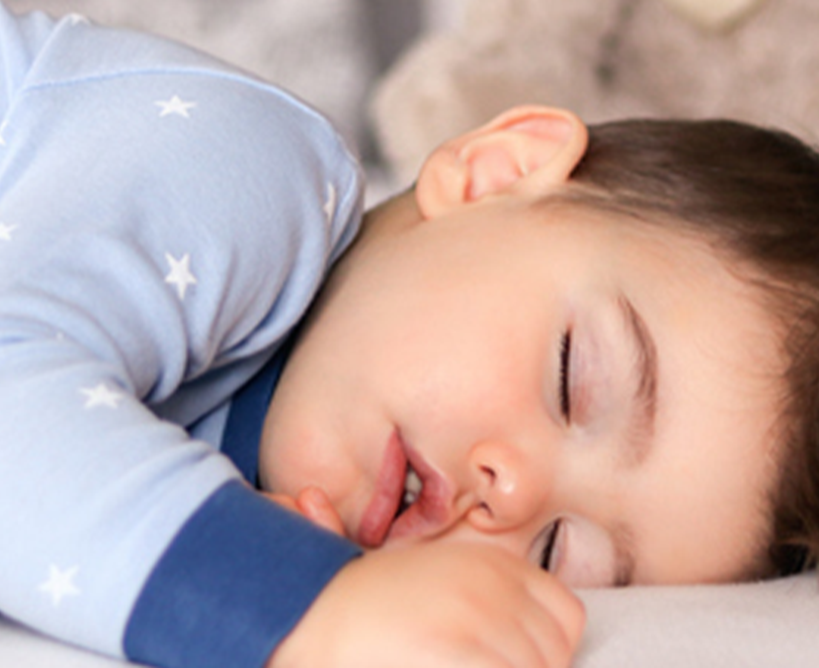 ¿Por qué mi hijo habla dormido?